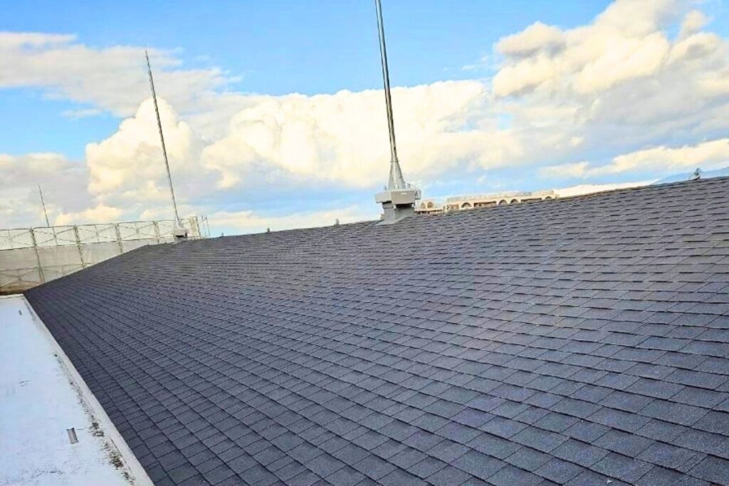 大阪府大阪市の市営住宅で行ったアスファルトシングル 葺き替え工事の施工後全景