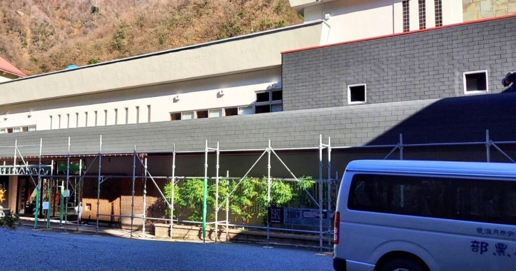 富山県のホテルで行ったアスファルトシングル カバー工法の施工後全景