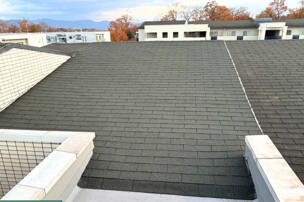 京都府木津川市のマンションで行ったアスファルトシングル部分補修・増し貼り工事の施工後全景